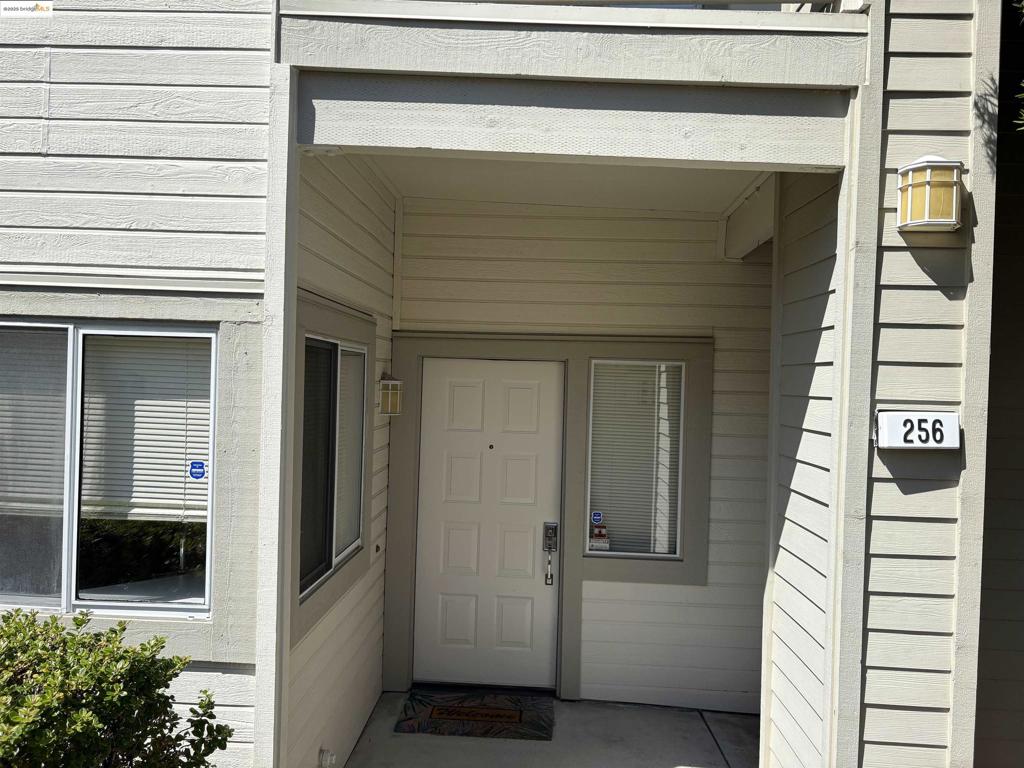 Beautiful, bright, and move-in ready! Spacious 3BD/2BA single-level end-unit in the desirable Bravo community. Freshly painted with an open floor plan, this home features laminate flooring in main areas, new carpet in bedrooms, and a cozy gas fireplace. The kitchen offers stainless steel appliances, ample cabinets, and hot water on tap. The large primary suite includes patio access, dual sinks, soaking tub, generous closet, and modern lighting. Two additional bedrooms provide flexibility for guests, office, or family. Enjoy two access points to the oversized private patio great for relaxing or entertaining—plus an outdoor storage area and detached 1-car garage. Scenic hillside setting with community pool, clubhouse, parks, and trails. Walk to Hanna Ranch Elementary, Hercules Middle/High Schools, and Refugio Valley Park. Near shopping, dining, Hwy 80/4, and public transit. HOA includes water, trash, and exterior maintenance. Downstairs unit with views from every window!
