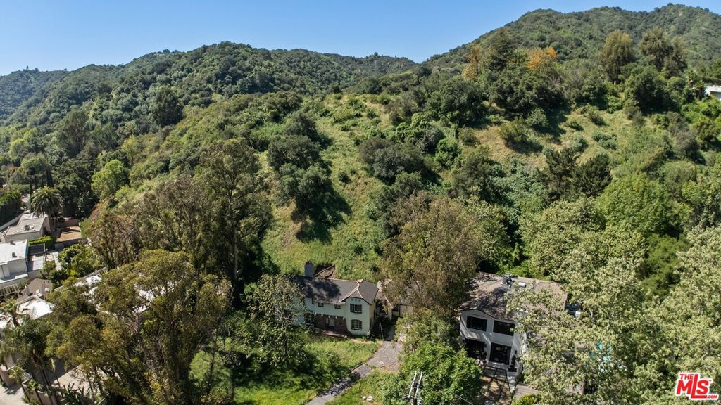 2221 Benedict Canyon Drive