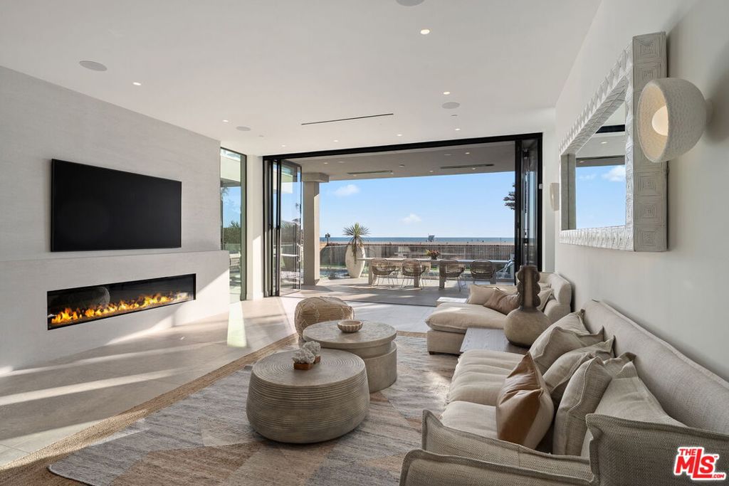 938 Palisades Beach Road