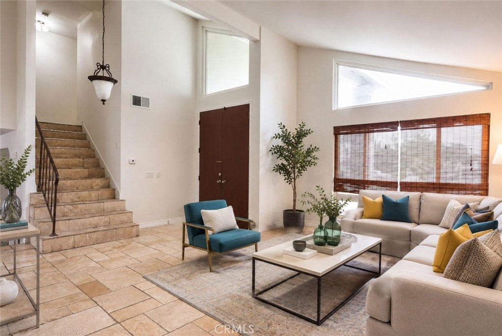 2818 S Deegan