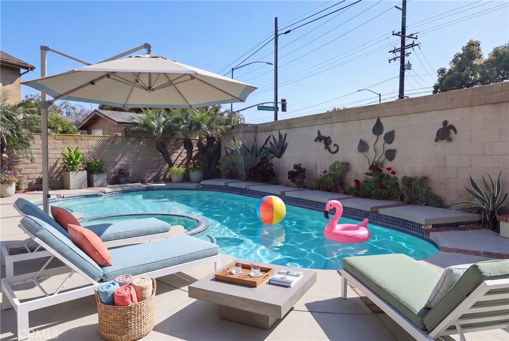 2818 S Deegan