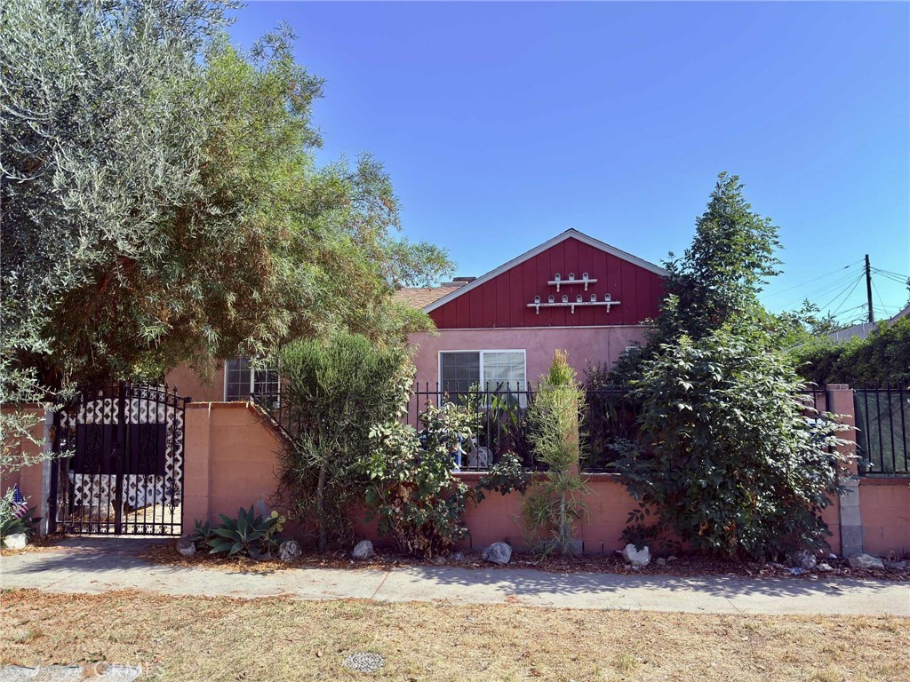 Nestled in the heart of Northridge, this property presents a fantastic opportunity for investors or multigenerational households: five bedrooms, three bathrooms, and an ADU. A blank canvas in a familiar neighborhood, ready for thoughtful renovation. Enjoy the convenience of being close to Northridge’s vibrant commercial district—just minutes from shopping centers, grocery stores, dining, coffee shops, and everyday services.