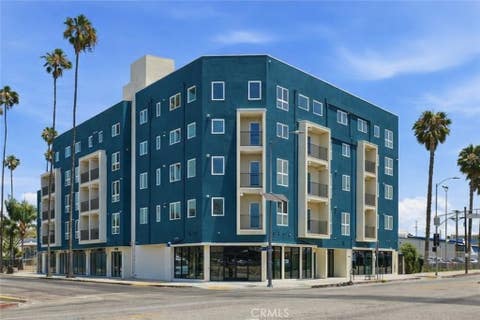Photo of 1818 S Norton Avenue #405, Los Angeles, CA 90018 (MLS # AR25160083)