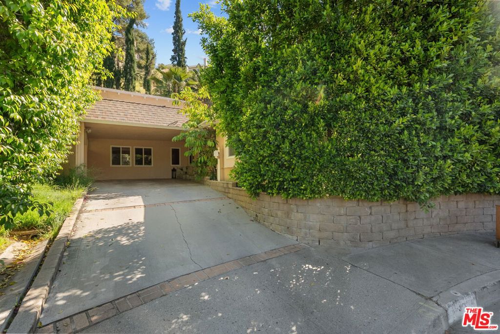 Photo of 4300 Pampas Road, Woodland Hills, CA 91364 (MLS # 26866599)