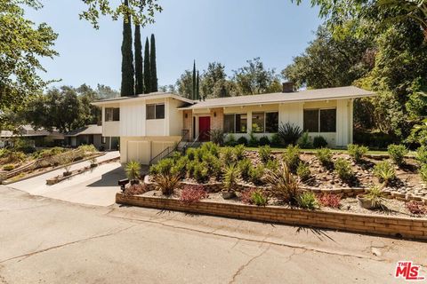 Photo of 1728 Royal Boulevard, Glendale, CA 91207 (MLS # 25596315)