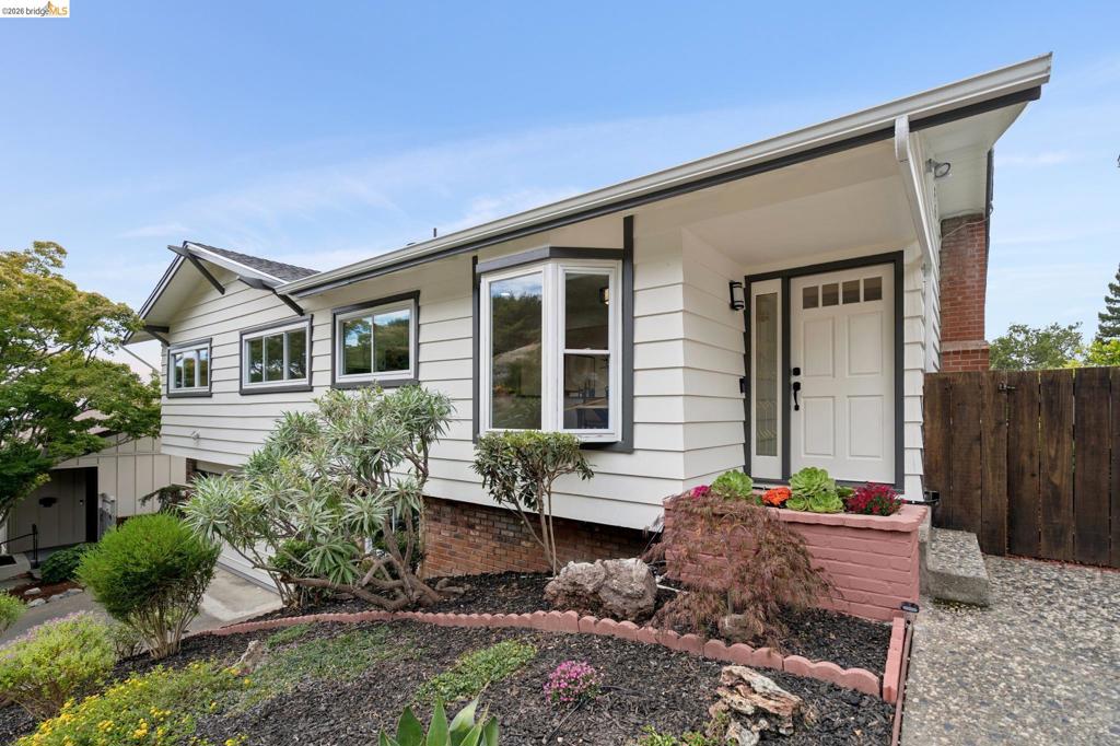 201 Crestmont