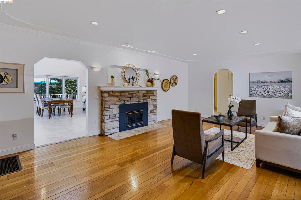 913 Monterey Cir
