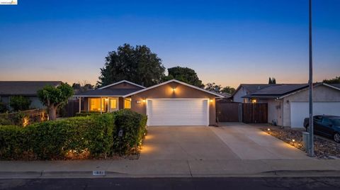 Photo of 1621 Edgewood Dr Dr, Oakley, CA 94561 (MLS # 41131228)