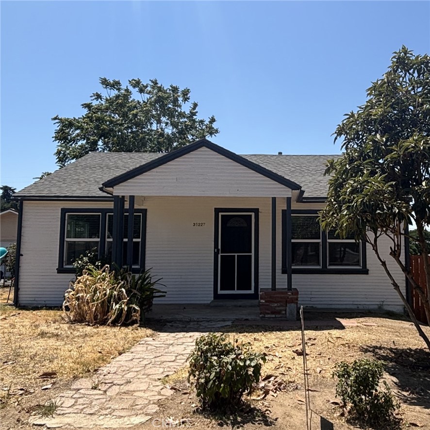 Discover comfort, space, and modern upgrades in this beautifully remodeled duplex, just blocks from Historic Downtown Yucaipa! Spacious open floor plan with newer central A/C, updated kitchen with modern cabinets, countertops & appliances. Washer/dryer hookups, separate gas/electric meters (tenant pays), Landlord pays for water/sewer. Large shared yard. Close to schools, parks, shopping & I-10 freeway