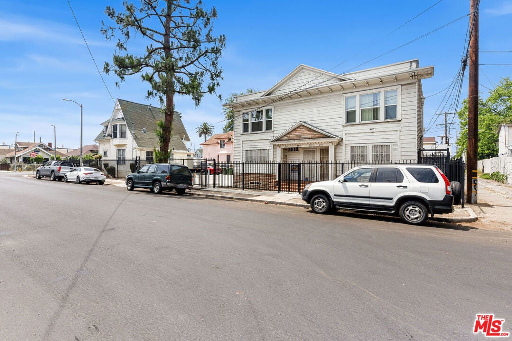 933 E 28th Street