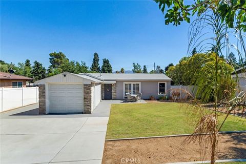Photo of 310 Santa Rita Place, Banning, CA 92220 (MLS # CV25135309)