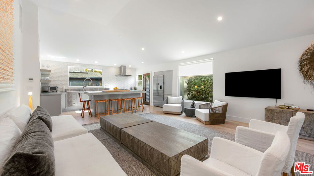 Photo of 720 Angelus Place, Venice, CA 90291 (MLS # 25551723)