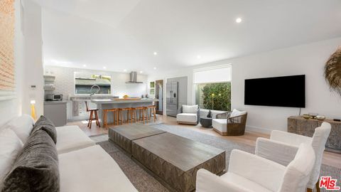 Photo of 720 Angelus Place, Venice, CA 90291 (MLS # 25551723) Photo of 720 Angelus Place, Venice, CA 90291 (MLS # 25551723)
