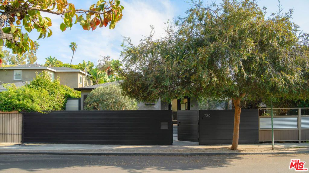 Photo of 720 Angelus Place, Venice, CA 90291 (MLS # 25551723)