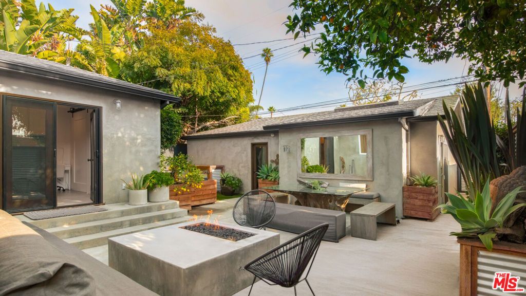 Photo of 720 Angelus Place, Venice, CA 90291 (MLS # 25551723)
