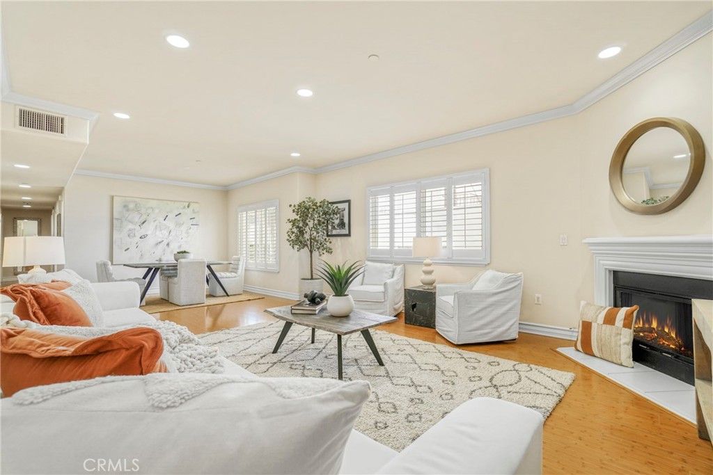 Photo of 11923 Darlington Avenue #302, Los Angeles, CA 90049 (MLS # SR25167346)