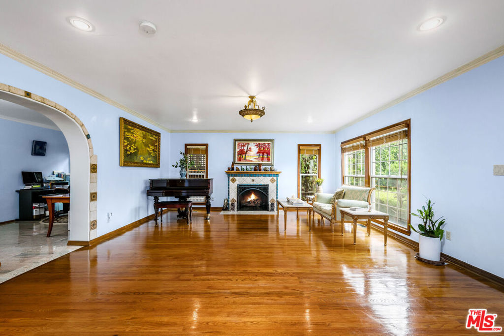 257 S Van Ness Avenue