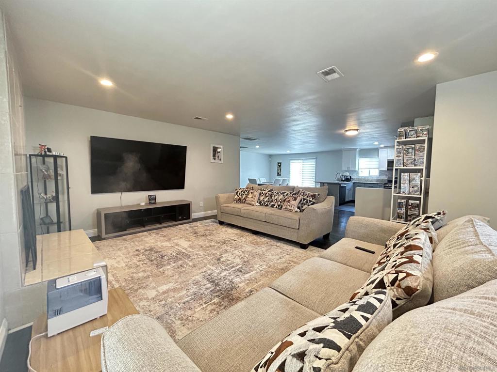 1121 Grand Ave