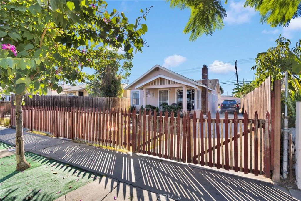 Photo of 130 E 107th St, Los Angeles, CA 90003 (MLS # HD25248389)