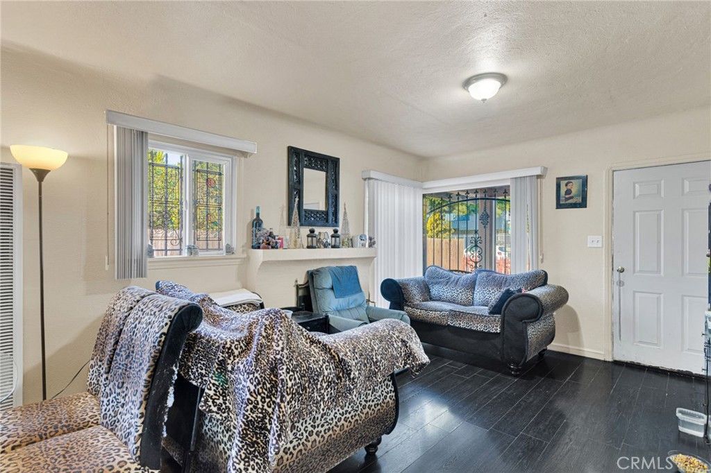 Photo of 130 E 107th St, Los Angeles, CA 90003 (MLS # HD25248389)