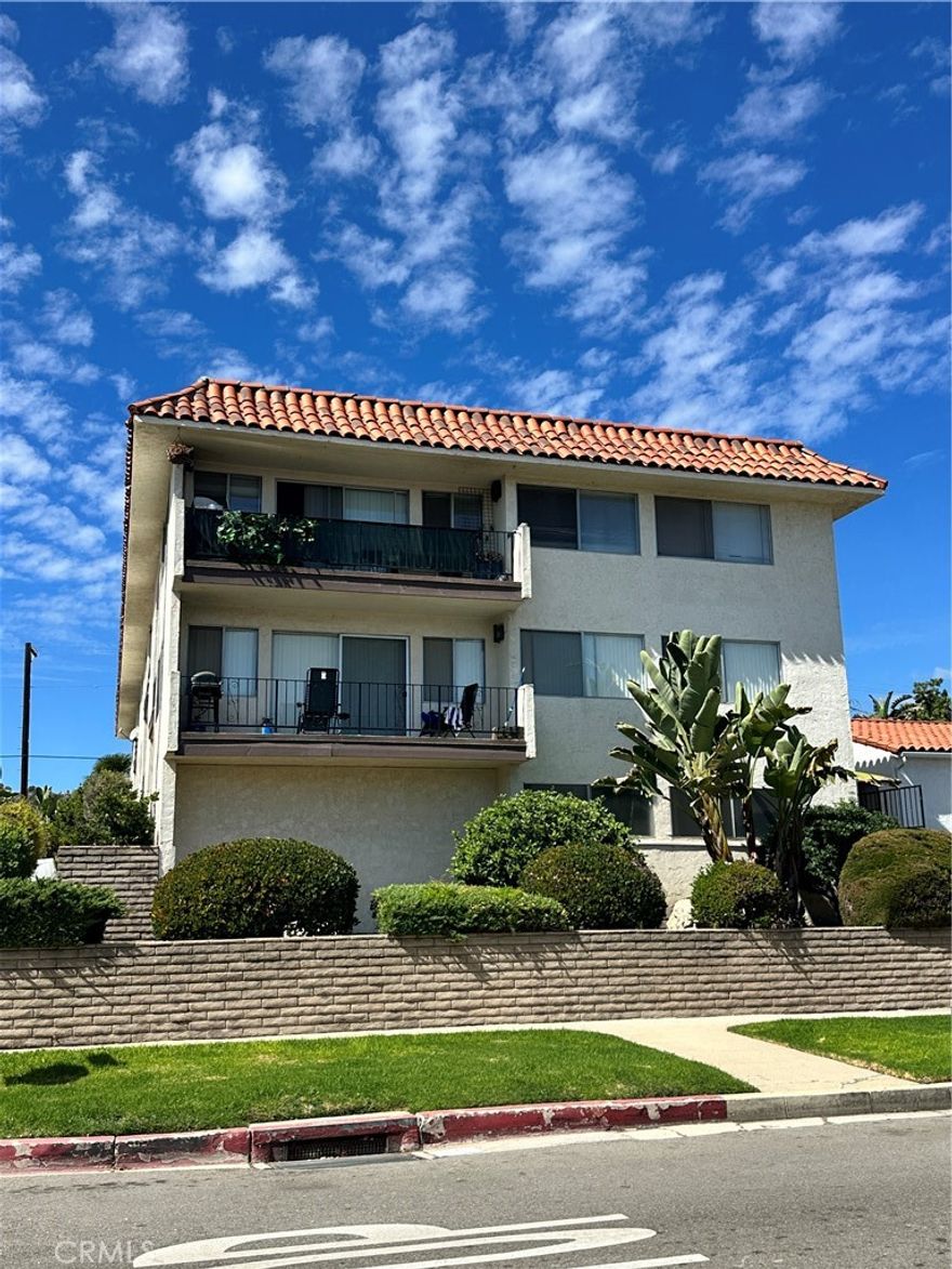 Beautiful, super clean one-bedroom, one-bathroom apartment in a fantastic San Pedro location with peek-a-boo harbor views! Bright and sunny throughout, this charming upper unit features a private balcony, hardwood floors, and newer paint and carpet.



The spacious kitchen offers plenty of counter space and an adjoining dining area, perfect for everyday living or entertaining. Enjoy the convenience of on-site laundry right outside your door and gated parking for added security.



Ideally located within walking distance to local shopping, restaurants, and parks, with easy freeway access for commuters. This one is move-in ready and won’t last long!