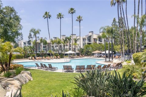 Photo of 5525 Canoga, Woodland Hills, CA 91367 (MLS # SR26000955)