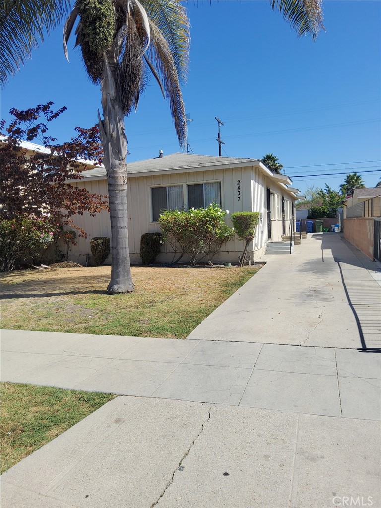 Beautiful remodeled One bedroom, One bathroom middle unit. Convenient location close to FWY & Bus, walk to school. The unit has recently been renovated with updated kitchen, bathrooms, and laminate flooring; and will be delivered in move-in ready condition. This property is centrally located just minutes away from USC, The LA Memorial Colosseum, LA Metro Station, Leimert Park Village, Restaurant, Cafe and lots more.
