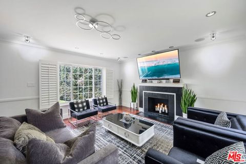 Photo of 803 S Sycamore Avenue, Los Angeles, CA 90036 (MLS # 26634803)