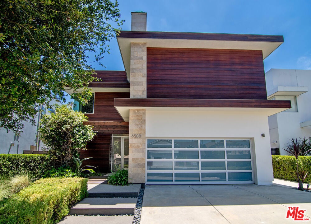 Photo of 16508 Moorpark Street, Encino, CA 91436 (MLS # 26838131)