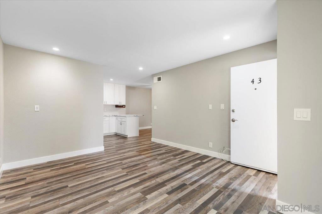 745 E Bradley Ave 43