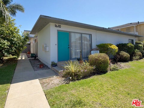 Photo of 1610 E Carson Street, Long Beach, CA 90807 (MLS # 26861363)