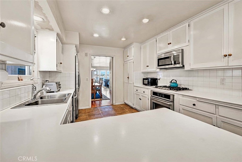 915 W Bay Avenue, Newport Beach CA 92661 - Photo 20