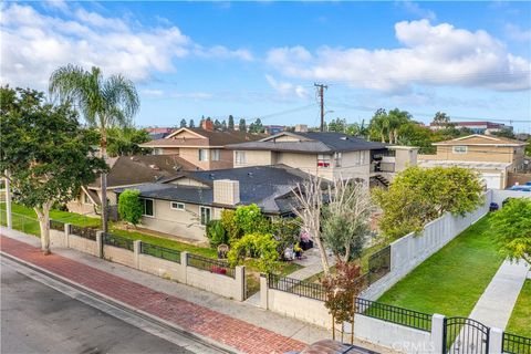 Photo of 17091 Oak Ln, Huntington Beach, CA 92647 (MLS # OC25246440)