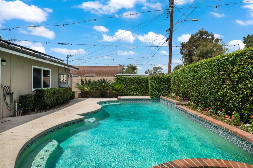 1517 E Riverview