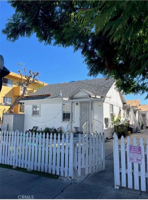 Photo of 521 W 16th ST, San Pedro, CA 90731 (MLS # SR26164033)