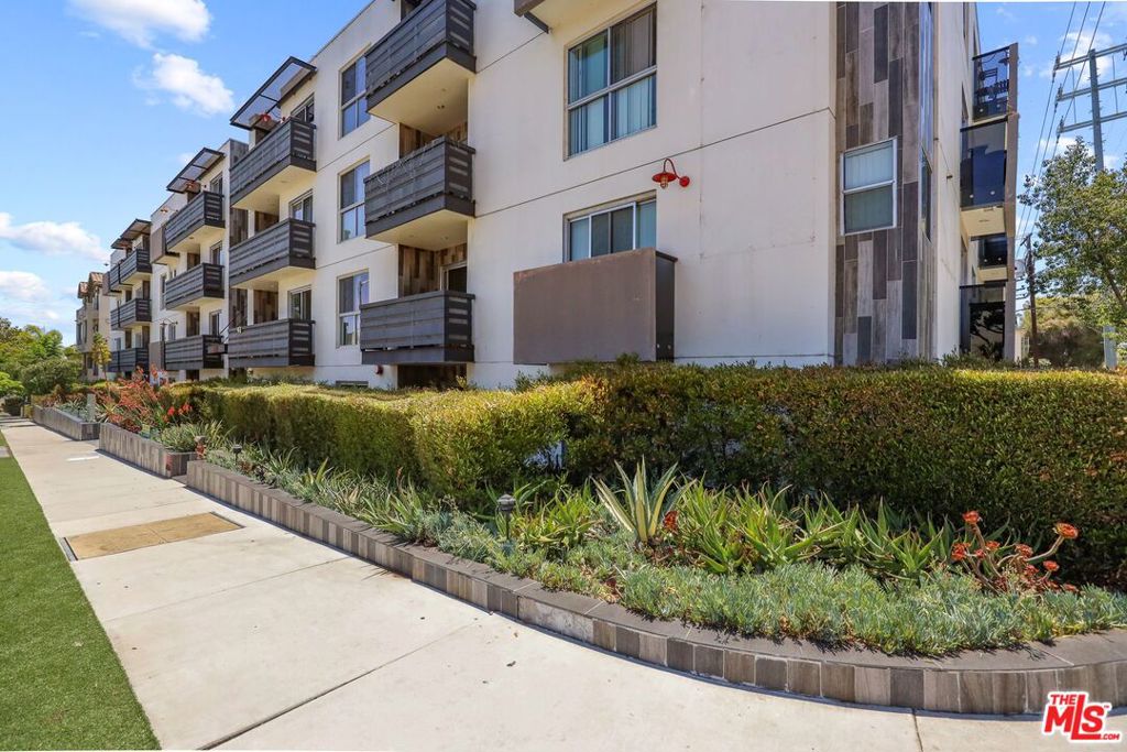 Welcome to Brockton Manor by Wiseman, located in the West Los Angeles area. This property has forty-six units and features two and three-bedroom apartment homes ranging from 600-1,500 Sq. Ft.
