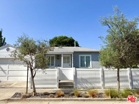 Photo of 1711 Linden Avenue, Los Angeles, CA 90291 (MLS # 26869423)