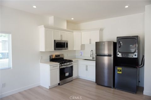 Photo of 8824 Quartz Avenue, Northridge, CA 91324 (MLS # SR26074401)