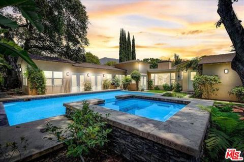 Photo of 4847 Crown Avenue, La Canada Flintridge, CA 91011 (MLS # 26829947)