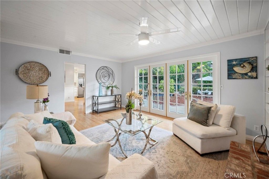 Photo of 20955 De Mina Street, Woodland Hills, CA 91364 (MLS # SR25240173)