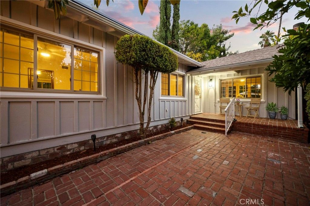 Photo of 20955 De Mina Street, Woodland Hills, CA 91364 (MLS # SR25240173)