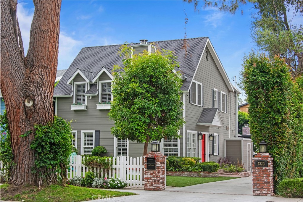 LOCATION, LOCATION, LOCATION! This home comes UNFURNISHED OR FULLY FURNISHED, with linens, towels and fully stocked kitchen. This beautiful Studio City Cape Cod home with separate, one bedroom ADU sits in the prime, Footbridge area of Studio City. The main house is a two story with 3 bedrooms & 2 and a half bathrooms. The separate ADU is one bed, one bath with a fully stocked kitchen, living room with large desk and leather sofa, and outdoor seating area.
Just a two and a half block walk to the bustling Ventura Boulevard, where you will find coffee shops, restaurants and boutiques along the strip. Close by supermarkets include Erewhons, Whole Foods, Trader Joes, Sprouts Market, Gelsons and more. This home is zoned for the award winning Carpenter school district. Private schools like Campbell Hall, Harvard Westlake and Oakwood School are close by. For industry folks, CBS, Paramount and and Warner Brothers are conveniently close.
Free wifi and You Tube TV. Convenient Tesla charger intalled.