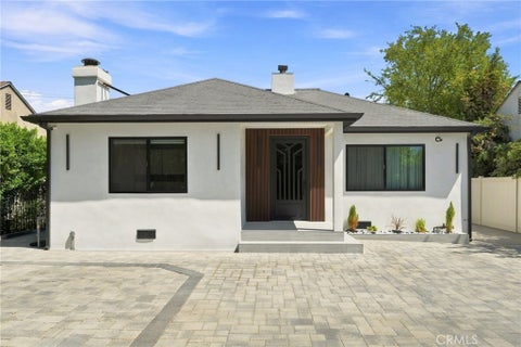 Photo of 5954 Carpenter Avenue, Valley Village, CA 91607 (MLS # SR26198227)