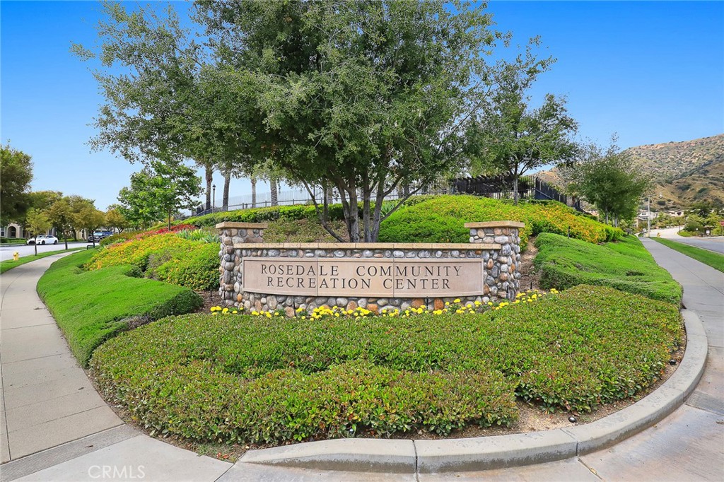 1321 N Hawthorn Way