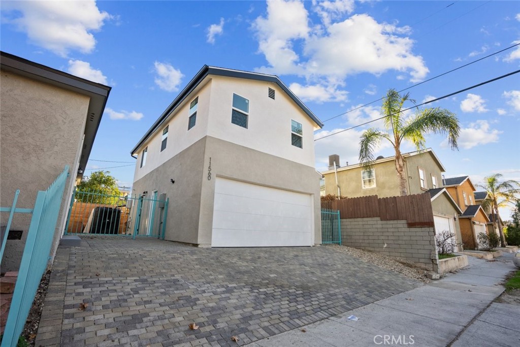 Welcome to 11560 Archwood Street! This North Hollywood beauty features a bright and open floorplan with 2-bedrooms, 2-bathrooms and 700-sqft of living space. The space has laminate flooring, baseboard moldings and recessed lighting. Both bathrooms have good amount of storage space.
The largest of the rooms has its own private bathroom. Great location! Close to schools, popular dining options, parks, supermarkets and more.