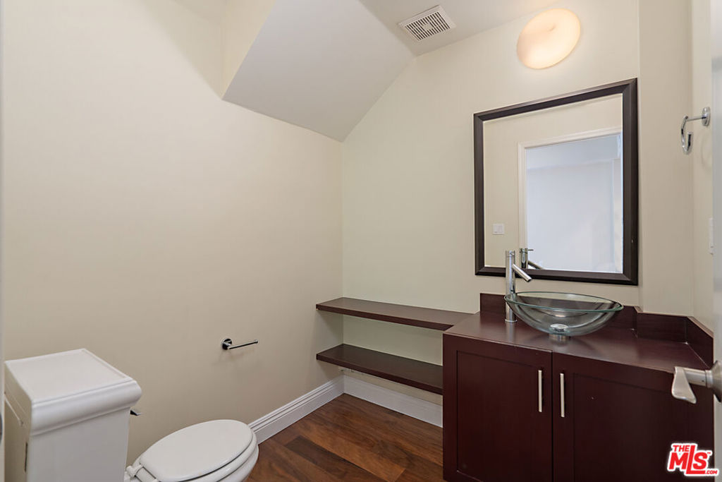 Properties 2 4428 Fulton Avenue 105