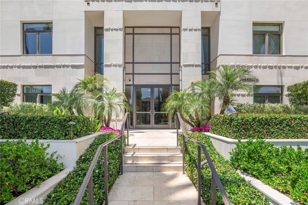 Properties 1 447 N Doheny Drive 104