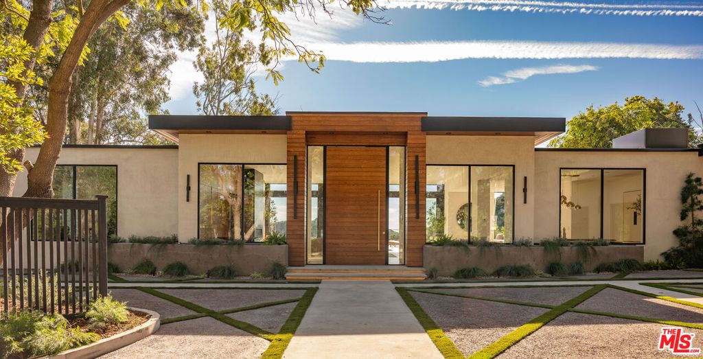 Photo of 12752 Mulholland Drive, Beverly Hills, CA 90210 (MLS # 26642153)