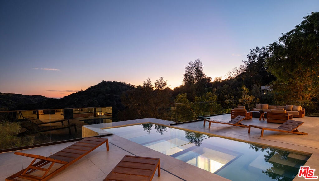 Photo of 12752 Mulholland Drive, Beverly Hills, CA 90210 (MLS # 26642153)