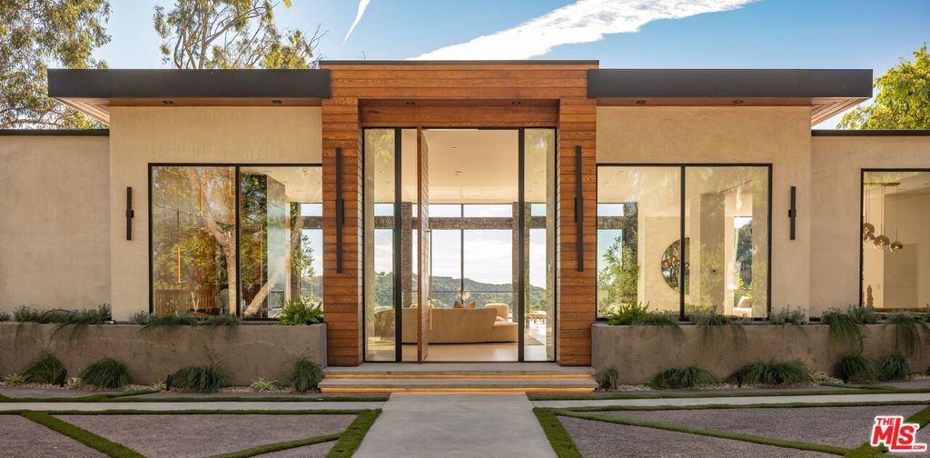 Photo of 12752 Mulholland Drive, Beverly Hills, CA 90210 (MLS # 26642153)